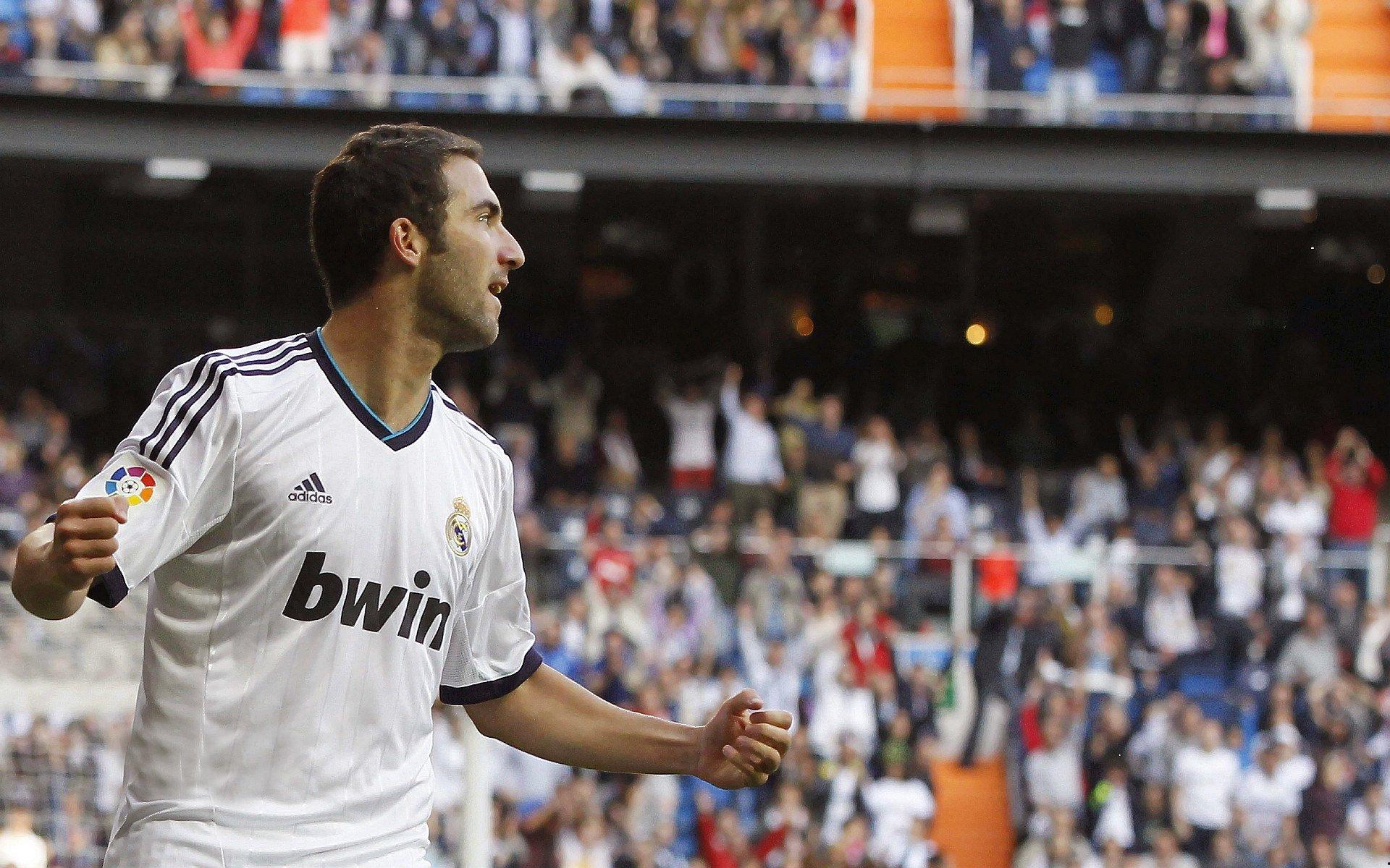 体坛加对谈亨特拉尔，揭秘荷兰三棍客传奇，绿茵荣光背后的团队精神与足球智慧